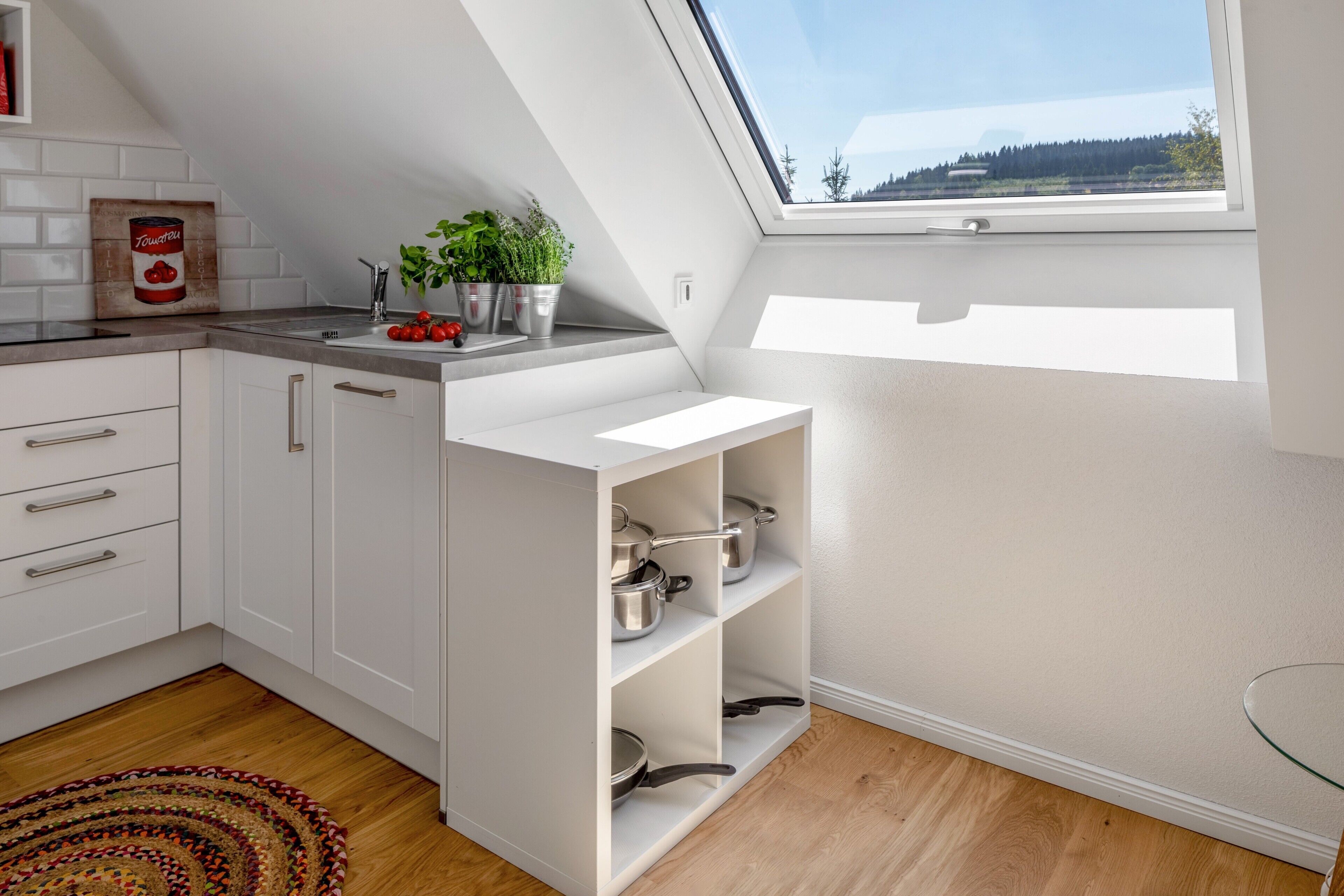 Wasserkocher mit Kaffee-/Teezubehör, Kühlschrank, Herdplatte