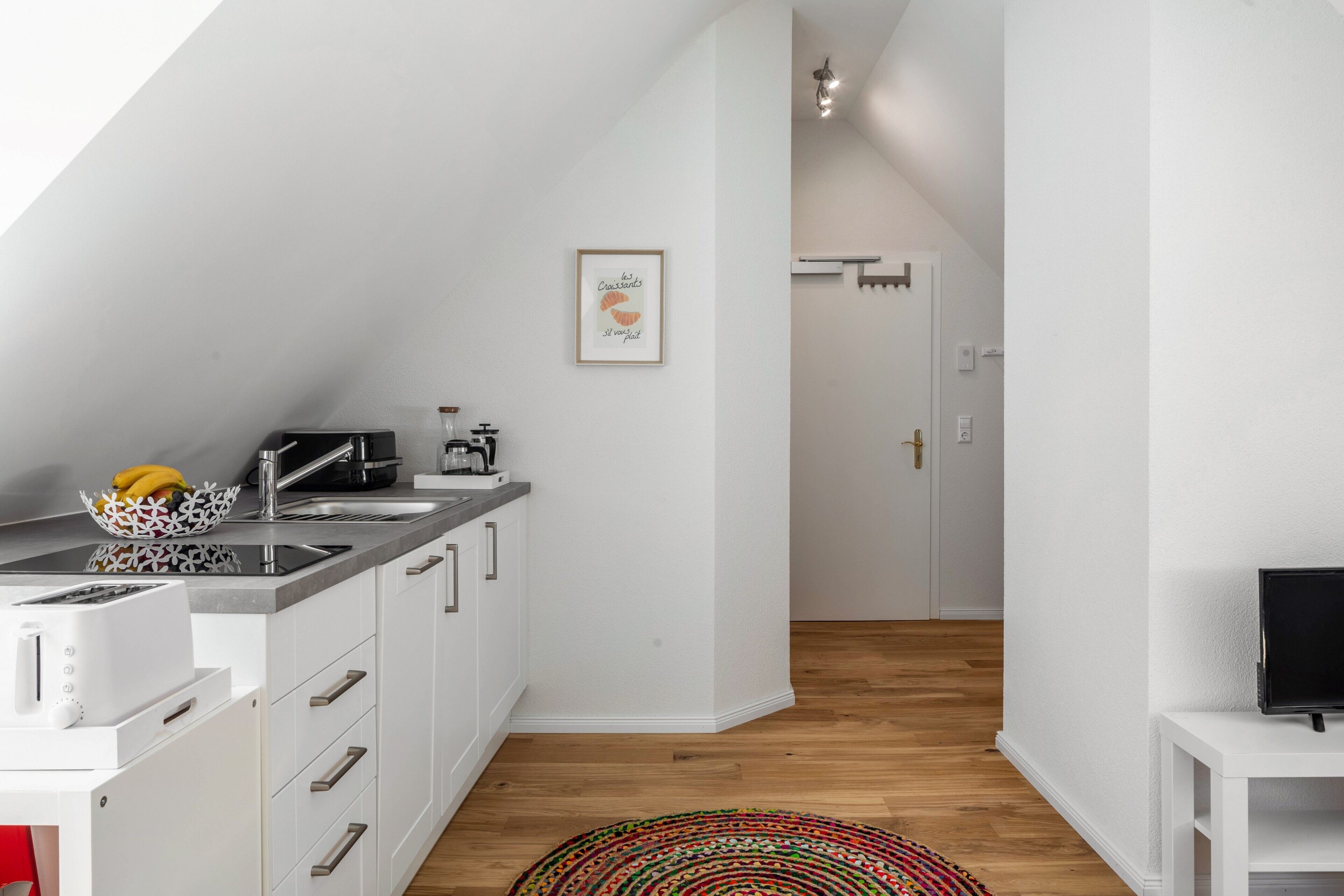 Wasserkocher mit Kaffee-/Teezubehör, Kühlschrank, Herdplatte