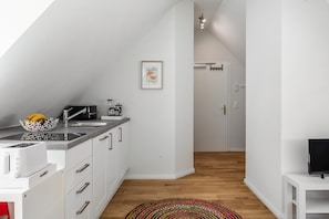 Wasserkocher mit Kaffee-/Teezubehör, Kühlschrank, Herdplatte