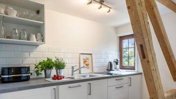 Coffee/tea maker, fridge, stovetop, dishwasher