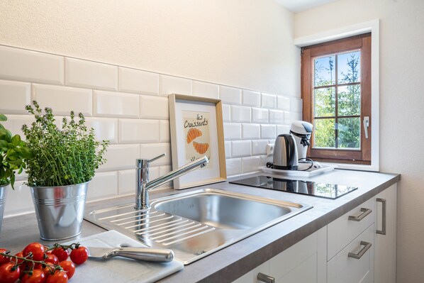 Wasserkocher mit Kaffee-/Teezubehör, Kühlschrank, Herdplatte