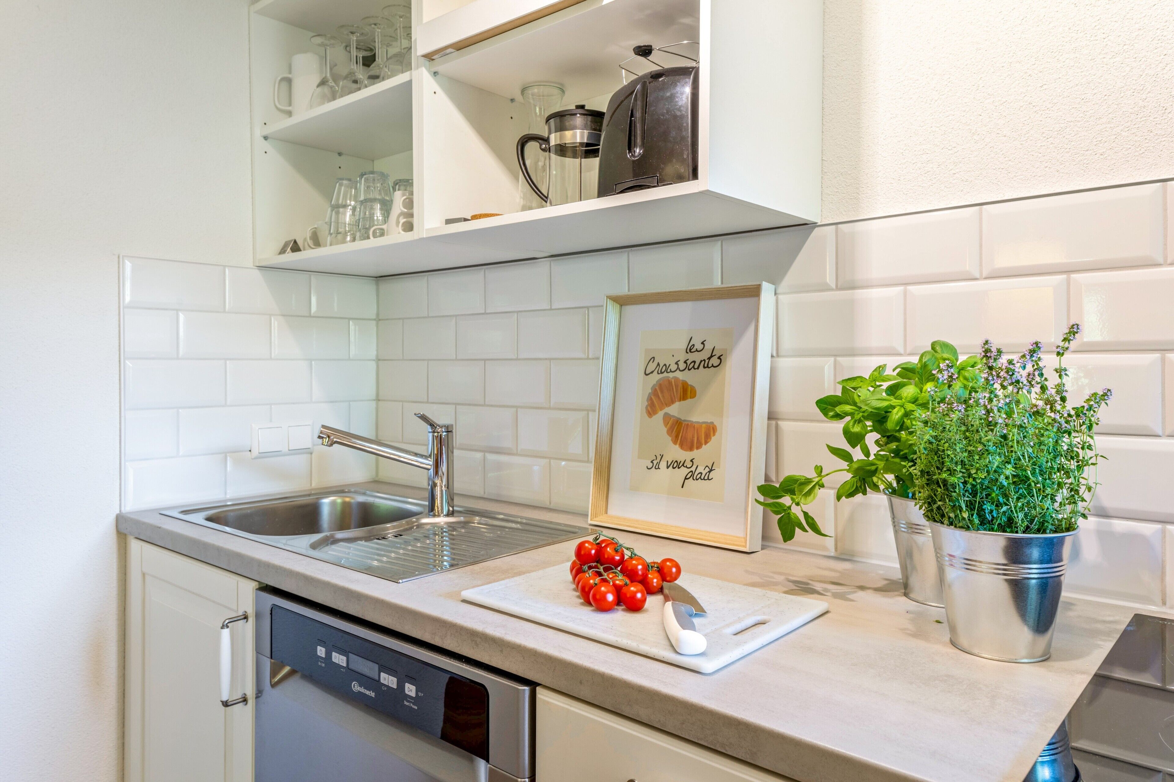Wasserkocher mit Kaffee-/Teezubehör, Kühlschrank, Herdplatte