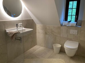 Dusche, Haartrockner, Handtücher