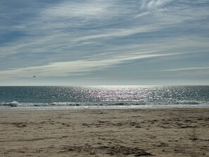 A beach with a clear sky, waves, and a kite. - Small Seaside House, Rated 3* (Saint-Denis-d'Oléron)