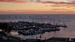 A marina with boats docked, a clear sky, and a sunset. - Apartment 'Carpe Diem' with Bassin View, Balcony and Wi-Fi (Arcachon)