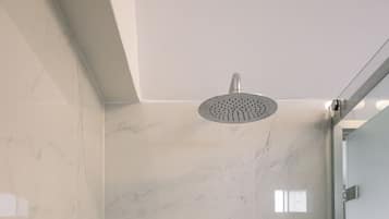 Eine moderne Dusche mit Regendusche, Handbrause und Wandarmatur.