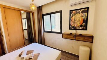 Deluxe Apartment | Iron/ironing board, free WiFi