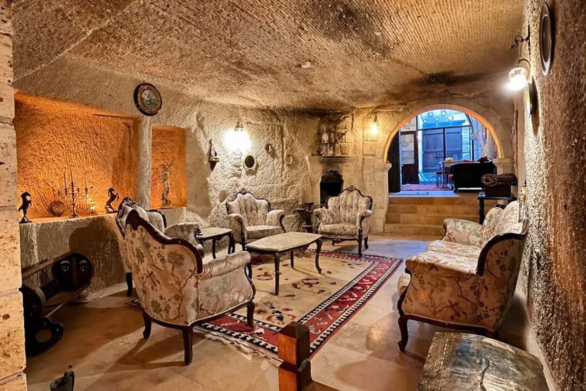 Ein gemütliches Interieur mit Steinwänden, Kamin und traditionellen Möbeln.