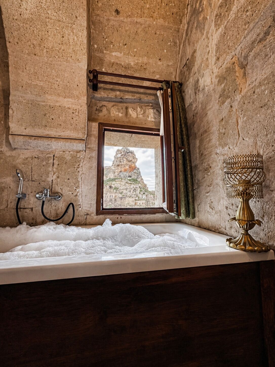 Deluxe Suite | Bathroom | Hair dryer, towels, soap, shampoo