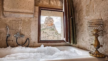 Deluxe Suite | Bathroom | Hair dryer, towels, soap, shampoo
