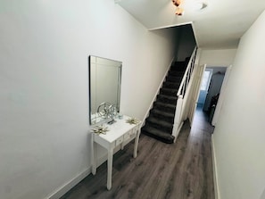 Interior - Romford 4-bed Home, Sleeps 7 With Garden & Parking (Romford)