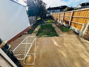 Terrace/patio - Romford 4-bed Home, Sleeps 7 With Garden & Parking (Romford)