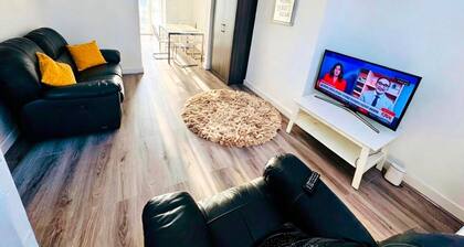 Romford 4-bed Home, Sleeps 7 With Garden & Parking