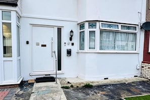 Exterior detail - Romford 4-bed Home, Sleeps 7 With Garden & Parking (Romford)