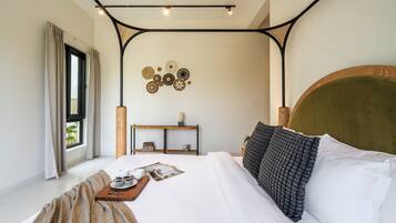 Un dormitorio moderno con una cama grande, mesitas de noche, un estante en la pared y una ventana con cortinas.