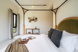 Un dormitorio moderno con una cama grande, mesitas de noche, un estante en la pared y una ventana con cortinas.