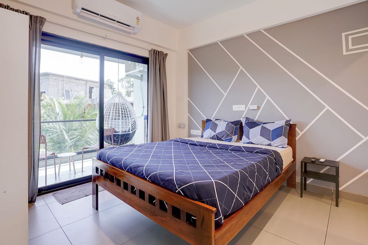Egyptian cotton sheets, premium bedding, in-room safe, desk
