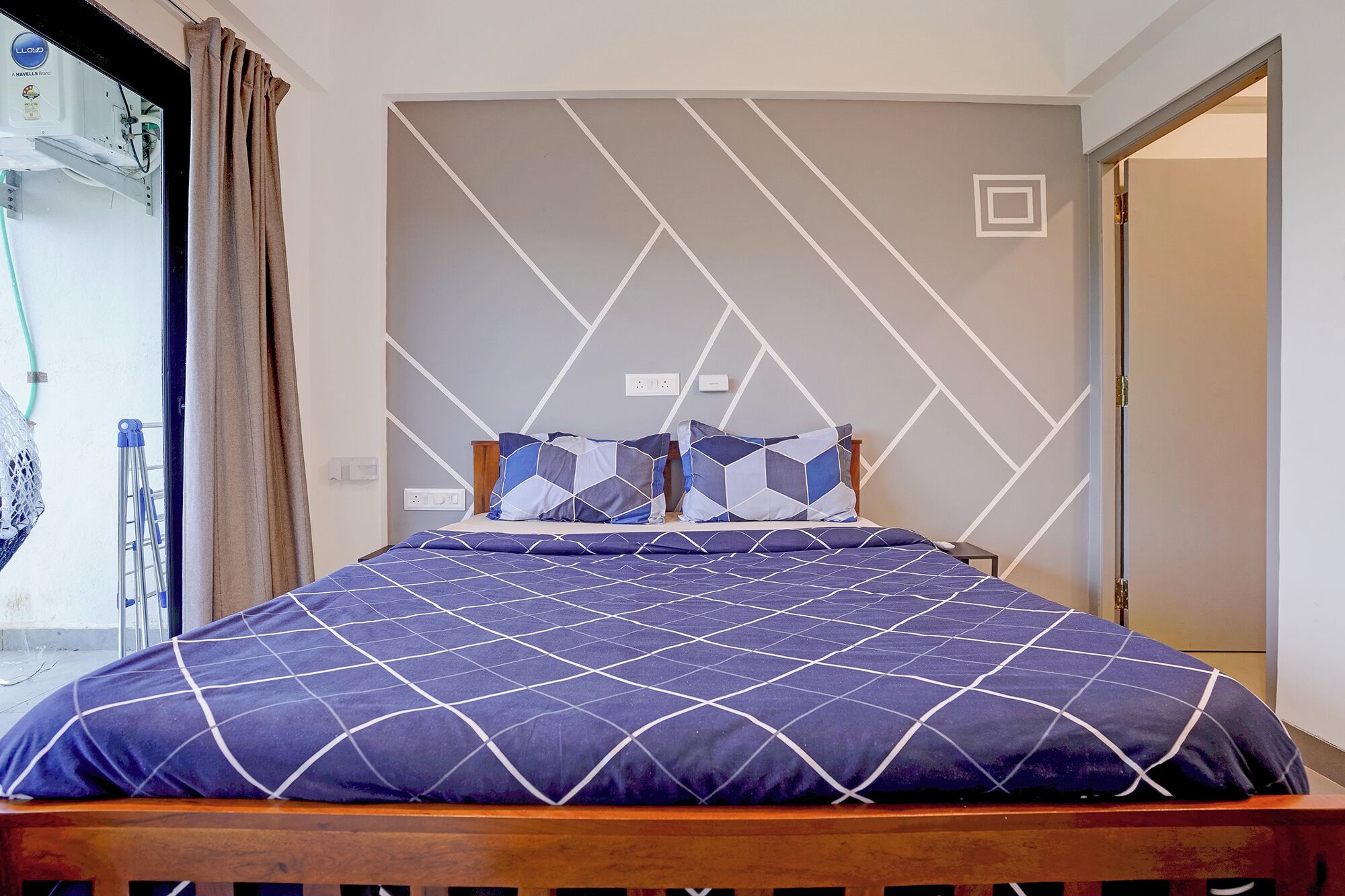 Egyptian cotton sheets, premium bedding, in-room safe, desk