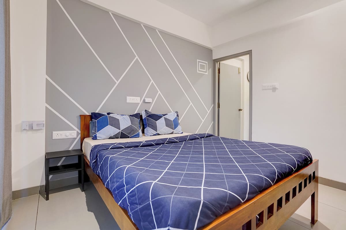 Egyptian cotton sheets, premium bedding, in-room safe, desk