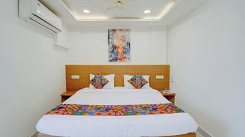 Egyptian cotton sheets, premium bedding, in-room safe, desk