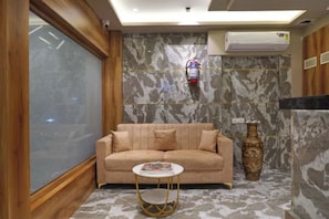 Lobby sitting area - Fabhotel Nest Inn (Mumbai)