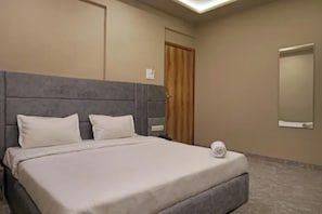 Deluxe Room | Egyptian cotton sheets, premium bedding, in-room safe, desk - Fabhotel Nest Inn (Mumbai)