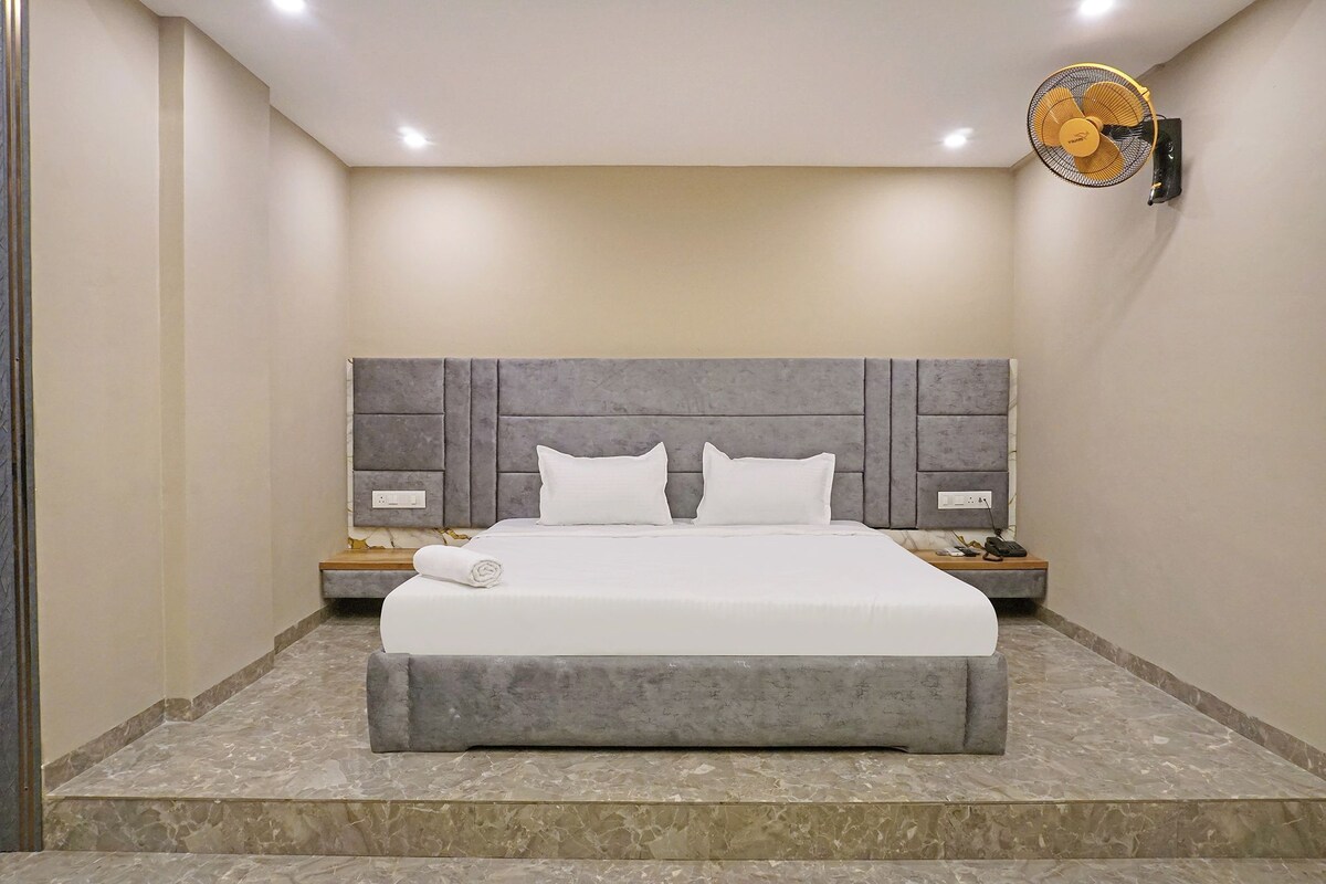 Deluxe Room | Egyptian cotton sheets, premium bedding, in-room safe, desk