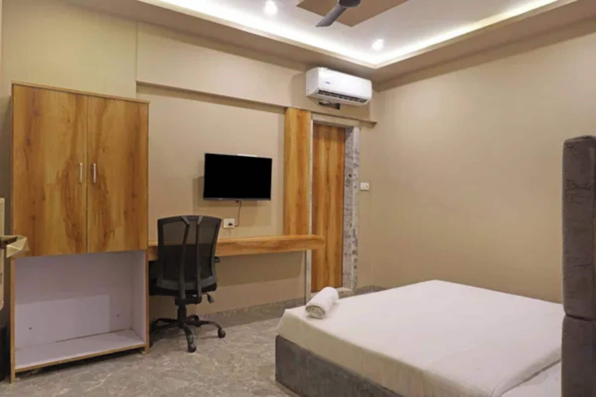 Deluxe Room | Egyptian cotton sheets, premium bedding, in-room safe, desk