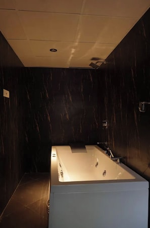 Family Room | Bathroom | Shower, rainfall showerhead, free toiletries, towels - Fabhotel Nest Inn (Mumbai)