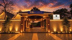 L'ingresso di un hotel con un cartello che indica 'fob hotels' e 'Mayura Nature Resort' di Hill View Cottages.