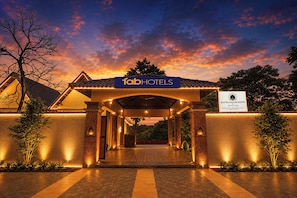 Entrada de un hotel con un letrero que indica 'fob hotels' y 'Mayura Nature Resort' por Hill View Cottages.