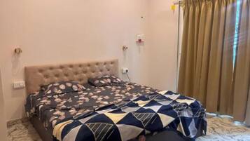 Egyptian cotton sheets, premium bedding, in-room safe, desk
