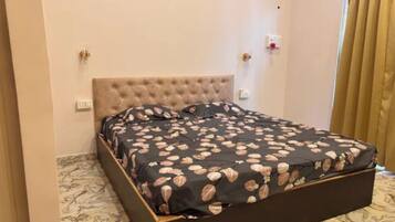 Deluxe Room | Egyptian cotton sheets, premium bedding, in-room safe, desk