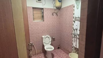 Deluxe kamer | Badkamer | Een douche, een regendouche, gratis toiletartikelen, handdoeken