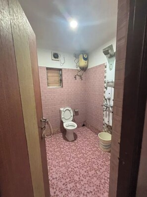 Deluxe-huone | Kylpyhuone | Suihku, sadesuihkupää, ilmaiset hygieniatuotteet, pyyhkeet
