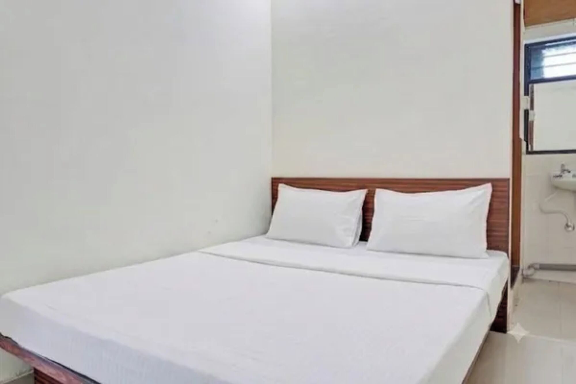 Egyptian cotton sheets, premium bedding, in-room safe, desk
