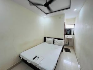 Egyptian cotton sheets, premium bedding, in-room safe, desk - Fabhotel Nutan Lodging (Pune)