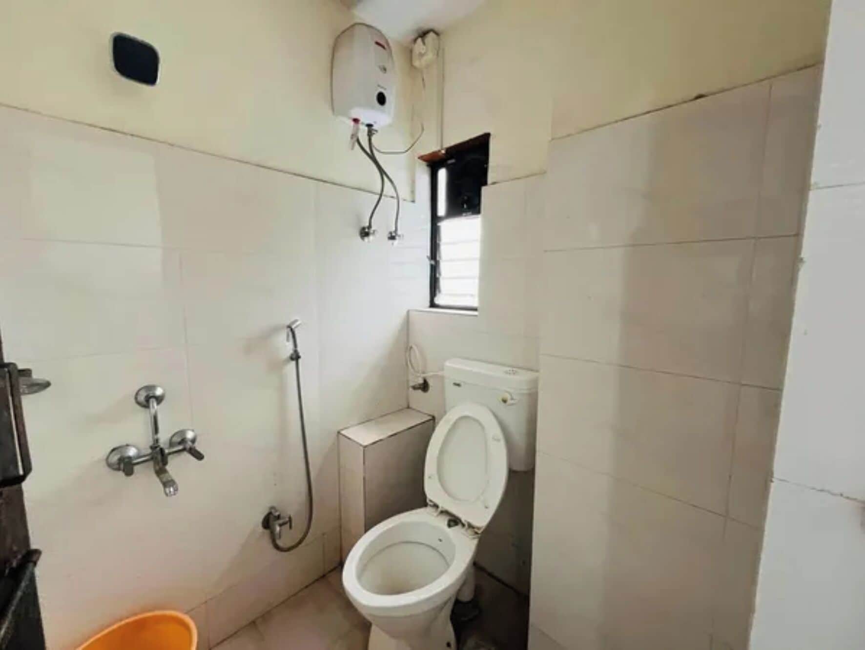 Deluxe Room | Bathroom | Shower, rainfall showerhead, free toiletries, towels
