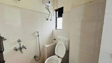 Deluxe Room | Bathroom | Shower, rainfall showerhead, free toiletries, towels