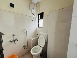 Deluxe Room | Bathroom | Shower, rainfall showerhead, free toiletries, towels - Fabhotel Nutan Lodging (Pune)
