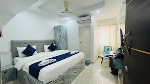 Egyptian cotton sheets, premium bedding, in-room safe, desk - Fabhotel Blue Birds (Bengaluru)