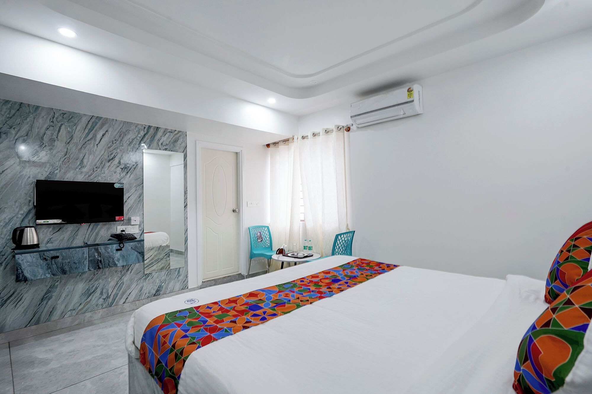 Egyptian cotton sheets, premium bedding, in-room safe, desk
