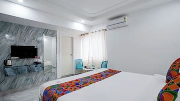 Egyptian cotton sheets, premium bedding, in-room safe, desk