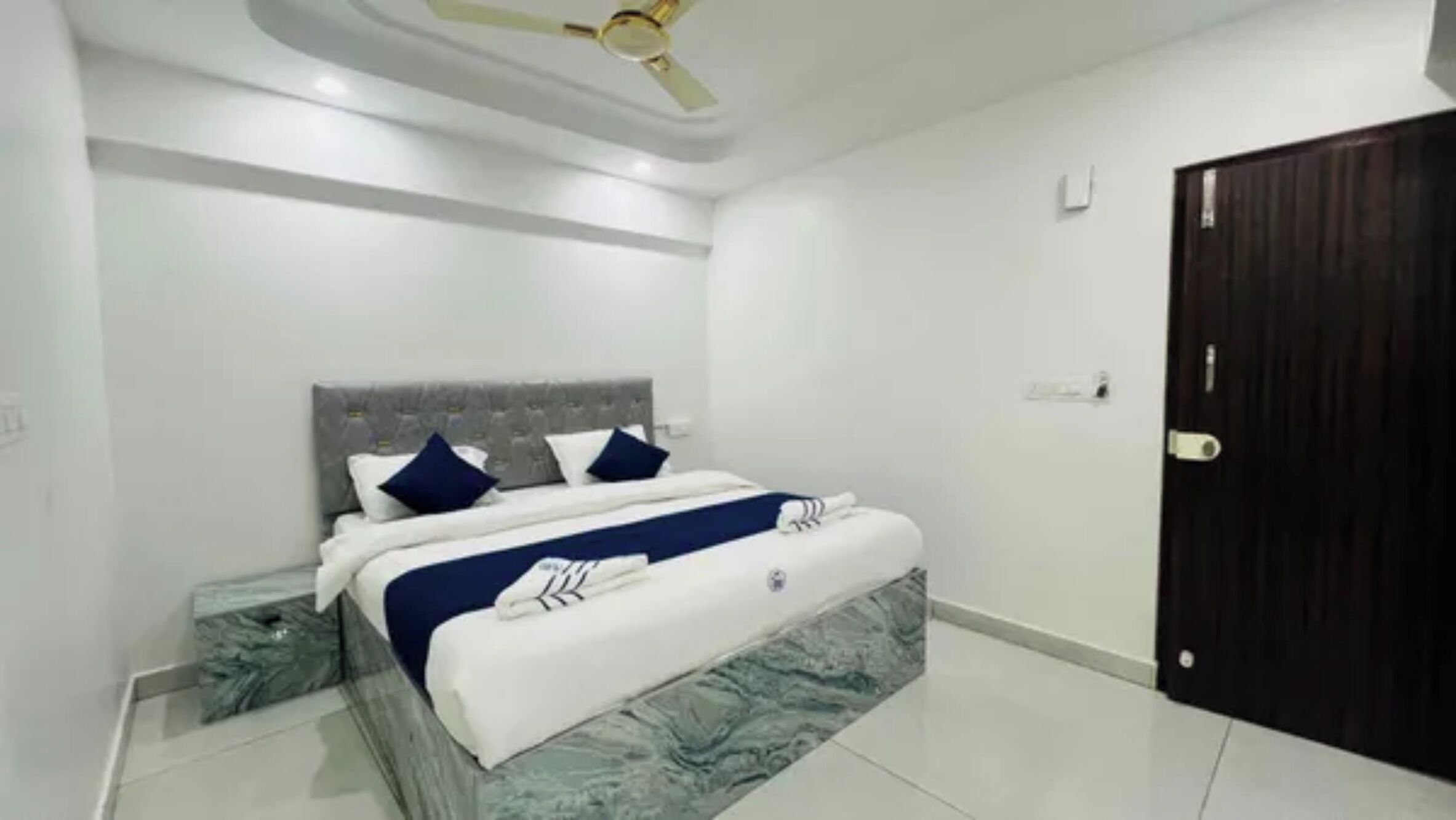 Egyptian cotton sheets, premium bedding, in-room safe, desk