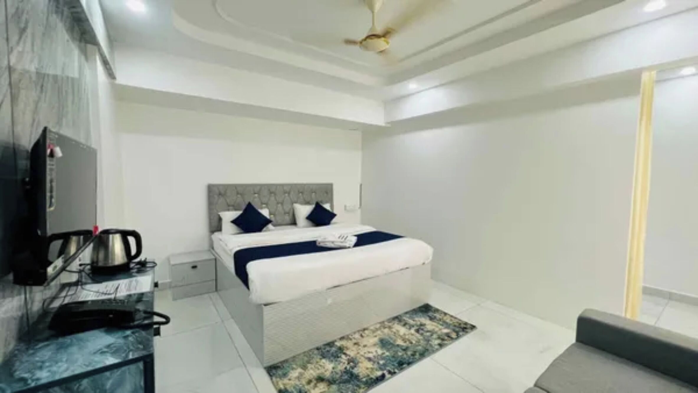 Egyptian cotton sheets, premium bedding, in-room safe, desk