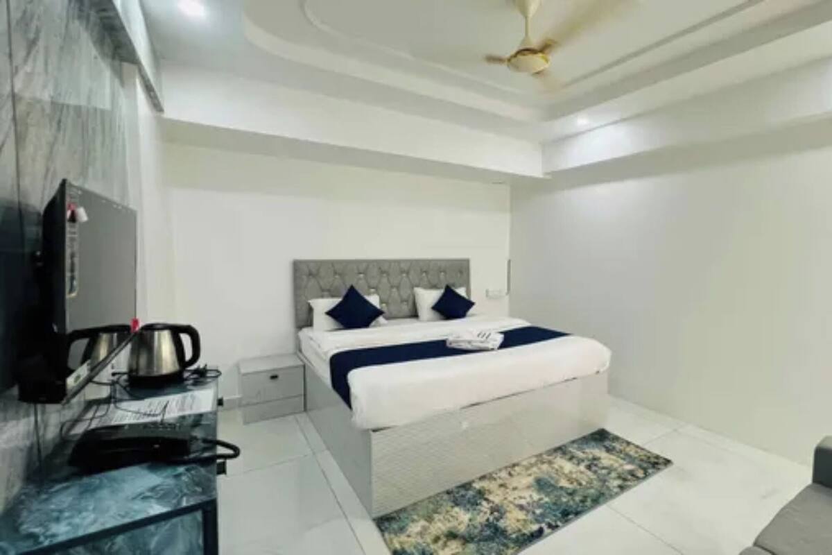 Deluxe Room | Egyptian cotton sheets, premium bedding, in-room safe, desk
