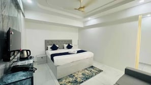 Egyptian cotton sheets, premium bedding, in-room safe, desk - Fabhotel Blue Birds (Bengaluru)