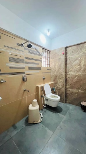 Shower, rainfall showerhead, free toiletries, towels - Fabhotel Blue Birds (Bengaluru)