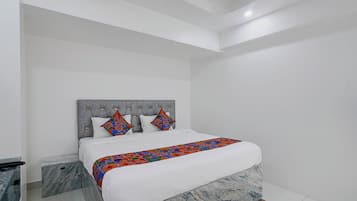 Un dormitorio moderno con una cama, una mesita de noche y un banco con diseño de mármol.