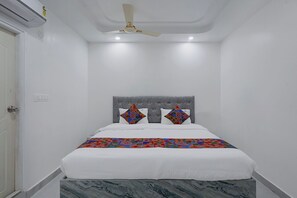 Deluxe Room | Egyptian cotton sheets, premium bedding, in-room safe, desk